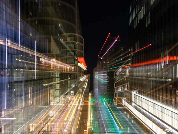 마른 수건이나 지우개로 유심칩 이물질 제거하기